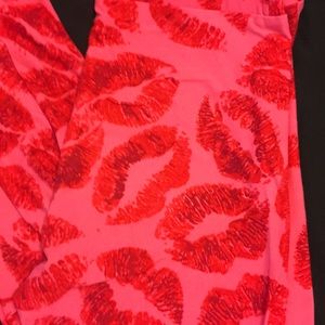 LuLaRoe kisses lips OS legging